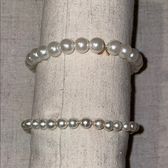 Elegant White Necklace with Polished Finish includes 2 bracelets. (faux) - Picture 4 of 4